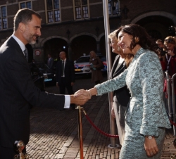Don Felipe recibe el saludo de la presidenta de la Cámara de Representantes de los Países Bajos, Anouchka Van Miltenburg, a su llegada al Inner Court